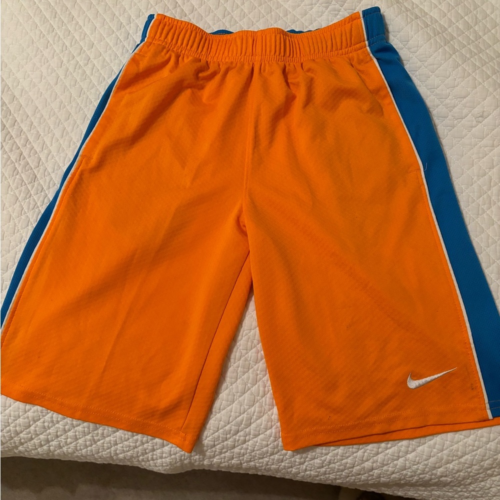 Nike boys medium shorts